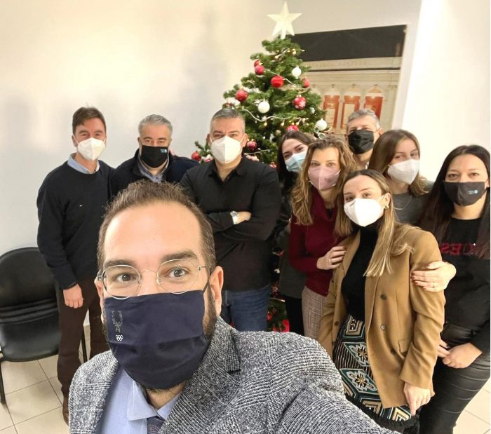 Γεμάτο στολίδια και ευχές το χριστουγεννιάτικο δέντρο της Περιφέρειας