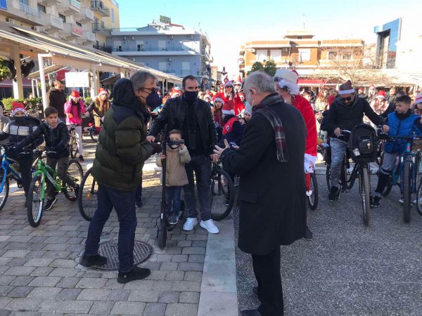 Με ποδήλατο πήγε στο Μεσολόγγι ο Άγιος Βασίλης
