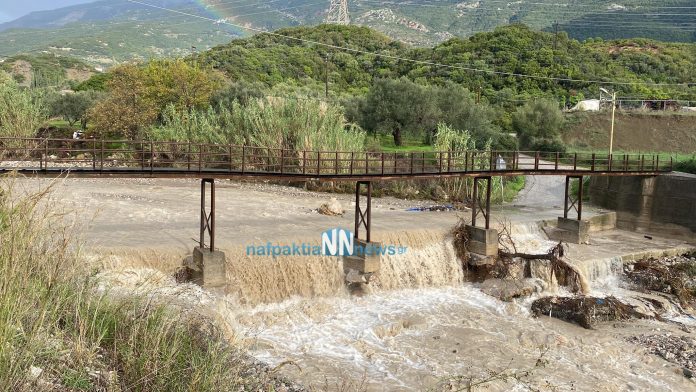 Ναύπακτος: Στον «αέρα» η πεζογέφυρα των Καρελέικων – Σε απόγνωση οι κάτοικοι (VIDEO)