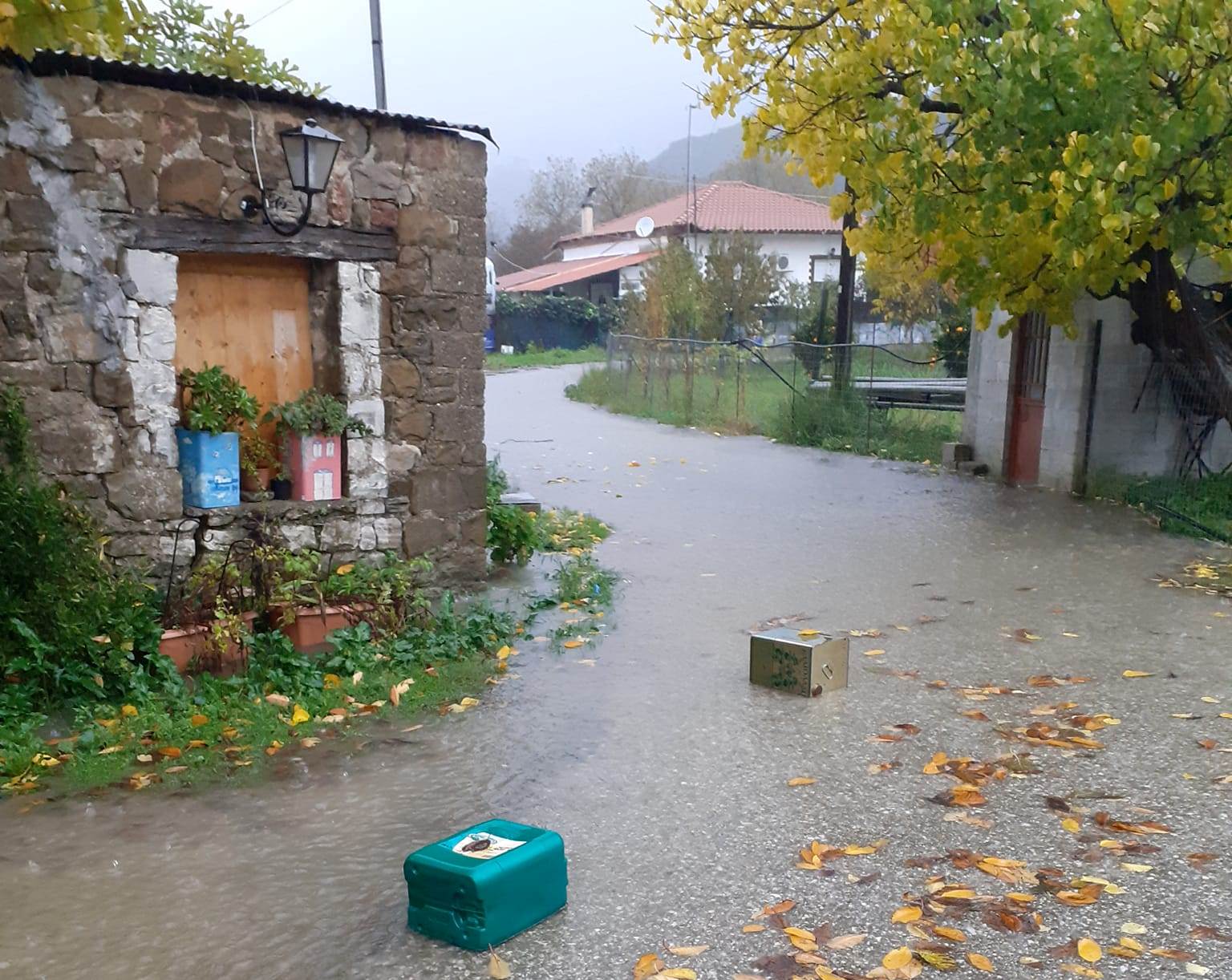 Εγκλωβίστηκαν στα Καρελέϊκα Ναυπακτίας ένα παιδί 6 ετών, δύο με προβλήματα υγείας και ένα ζευγάρι.