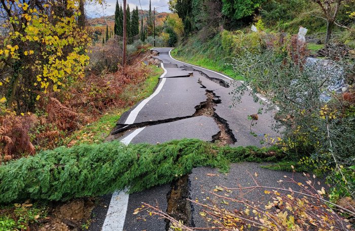 Εκκενώθηκαν σπίτια στη Μεσάριστα ενώ έχει διακοπεί η κυκλοφορία από Άνω Άγιο Ανδρέα έως τη Μεσάριστα