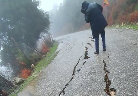 Μεγάλη καθίζηση στο οδόστρωμα προς τα Βλυζιανά- Έκλεισε ο δρόμος
