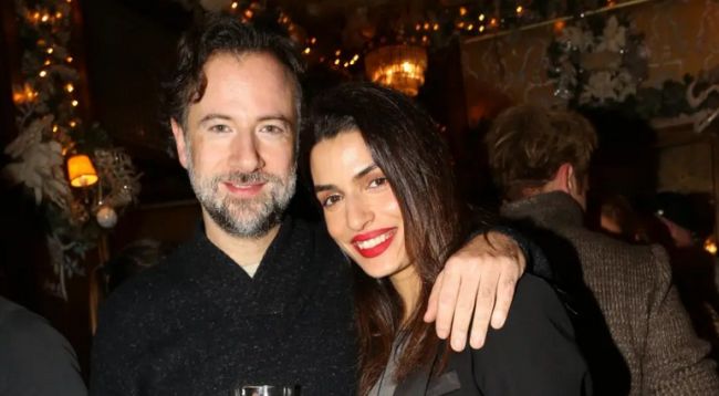 Σωτηροπούλου – Μαραβέγιας: Αγκαλιά μπροστά από το χριστουγεννιάτικο δέντρο