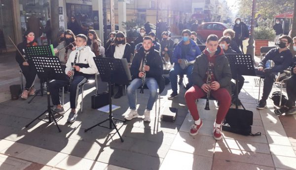 Αγρίνιο: Οι μαθητές του Μουσικού Γυμνασίου έψαλλαν τα κάλαντα στον πεζόδρομο της Χ.Τρικούπη