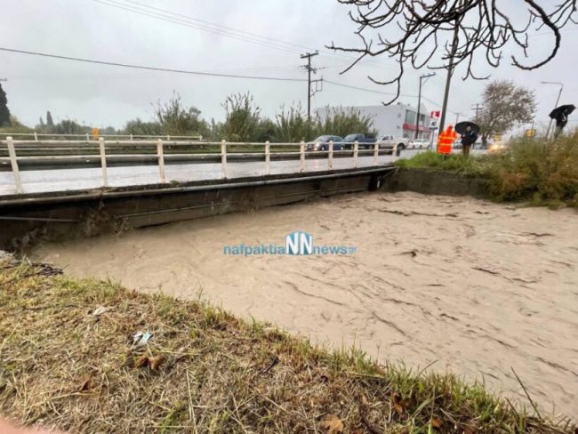 Ναύπακτος: Στα όρια του ο χείμαρρος της Βαριάς – Η αστυνομία έκοψε την κυκλοφορία στη γέφυρα(video)