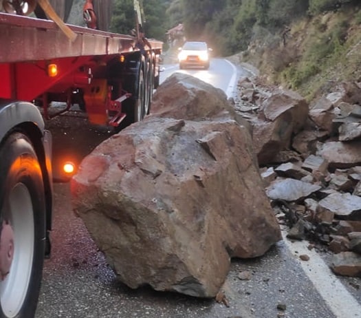 Ορεινή Ναυπακτία: Κατολίσθηση στον Παλαιόπυργο – Με δυσκολία η κυκλοφορία