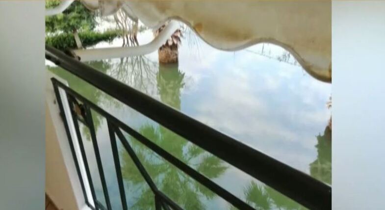 Κάτοικος στον οικισμό Καμαρετσέικα Αιτωλ/νιας: Με βάρκα πάμε στο σπίτι μετά τις πλημμύρες