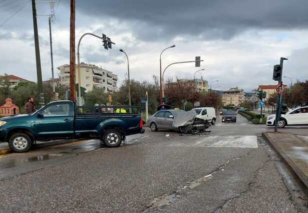 Αγρίνιο: Σφοδρή σύγκρουση στα φανάρια του Ρηγανά