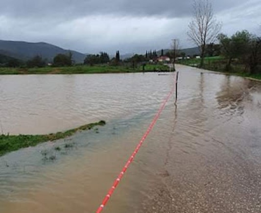 Έκλεισε λόγω πλημμύρας ο δρόμος Δεργοβίτσα – Αρχοντοχώρι στη θέση ”Λάκκος”