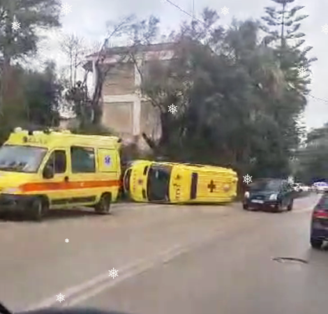 Λευκάδα: Ανετράπη ασθενοφόρο ενώ πήγαινε να παραλάβει περιστατικό (ΦΩΤΟ)