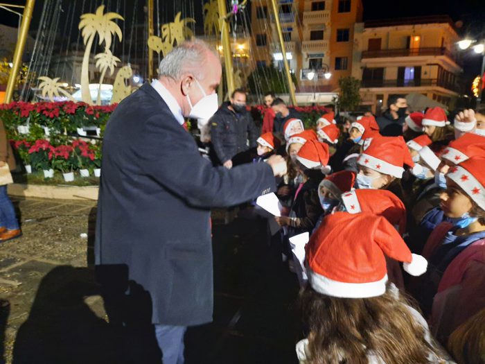 Κώστας Λύρος: «Η μεγάλη γιορτή των Χριστουγέννων μας καλεί να κάνουμε πράξη το μήνυμα της Αγάπης και της Αλληλεγγύης»