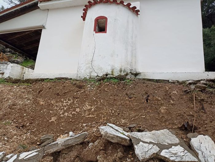 “Καταρρέει” το εκκλησάκι στο παλιό Βασιλόπουλο Ξηρομέρου