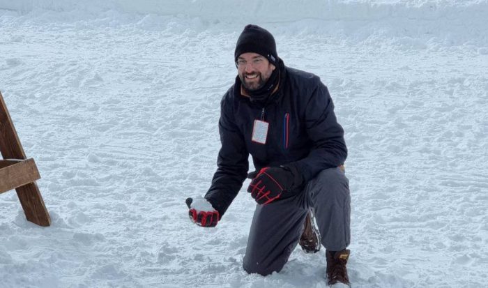 Έπαιξε χιονοπόλεμο ο Νεκτάριος Φαρμάκης!