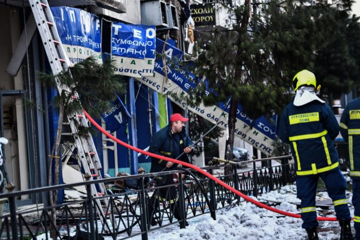 Εκρηξη στη Συγγρού: Τραυματίας σε σοβαρή κατάσταση μεταφέρεται στο Λαϊκό νοσοκομείο