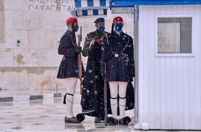 Ο Μεσολογγίτης εύζωνας πιστός στο καθήκον του παρά το τσουχτερό κρύο