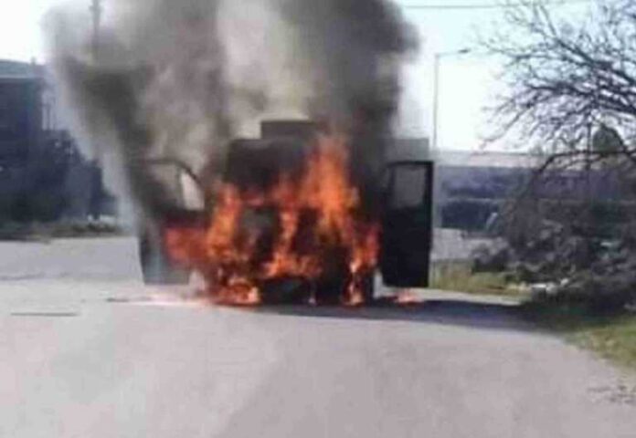 Λαμπάδιασε φορτηγάκι εν κινήσει – Δραματικές στιγμές για τον οδηγό