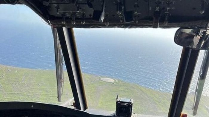 Η φωτογραφία Μητσοτάκη πάνω από το μνημείο του Θερμιώτη υποσμηναγού Νικολάου Σιαλμά