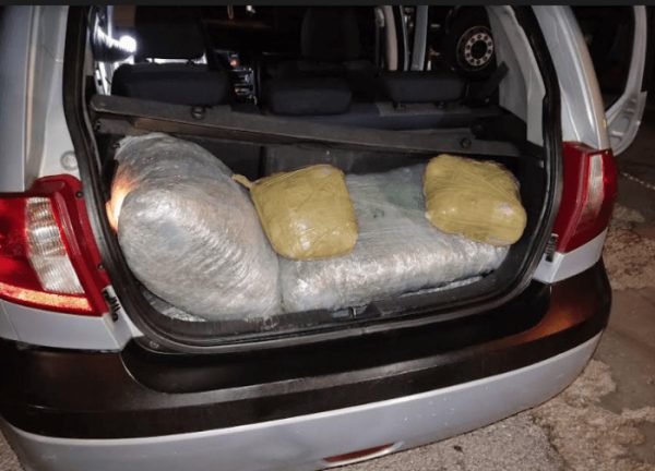 Καταδίωξη αυτοκινήτου που μετέφερε 37 κιλά κάνναβης – Διέφυγε ο οδηγός