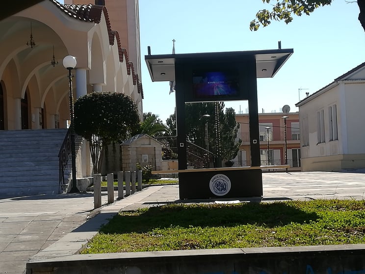 Τοποθετήθηκαν τα “έξυπνα” ηλιακά παγκάκια στο Αγρίνιο!