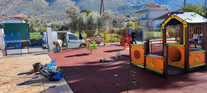 Ολοκληρώθηκε η κατασκευή των σύγχρονων παιδικών χαρών στους βρεφονηπιακούς σταθμούς Παλαίρου , Κατούνας και Μοναστηρακίου