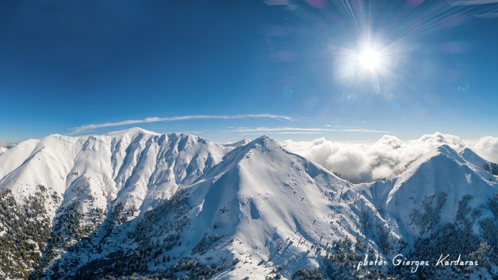 Εντυπωσιακά πλάνα πάνω από το χιονισμένο Παναιτωλικό όρος.