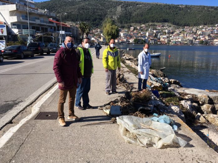 Καθαρισμός στα βράχια του παραλιακού μετώπου από Δήμο Αμφιλοχίας και Πολιτιστικό Κέντρο