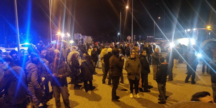 Έκλεισαν τον κόμβο στο Χαλίκι οι αγρότες (βίντεο-φωτο)