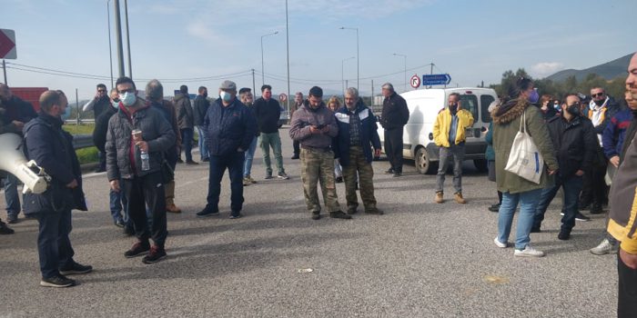 Μπλόκο με τρακτέρ και αγροτικά οχήματα στο Χαλίκι-Βίντεο- φωτο