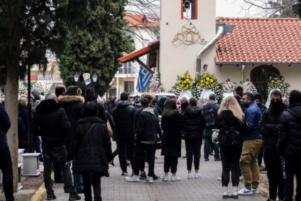 Ανείπωτη θλίψη στην κηδεία του 19χρονου Άλκη: «Αφήστε με να πάω μαζί του» φώναζε ο πατέρας του