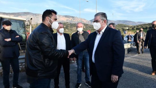Στο μπλόκο των αγροτών στο Χαλίκι Αιτωλοακαρνανίας ο Δημήτρης Κουτσούμπας