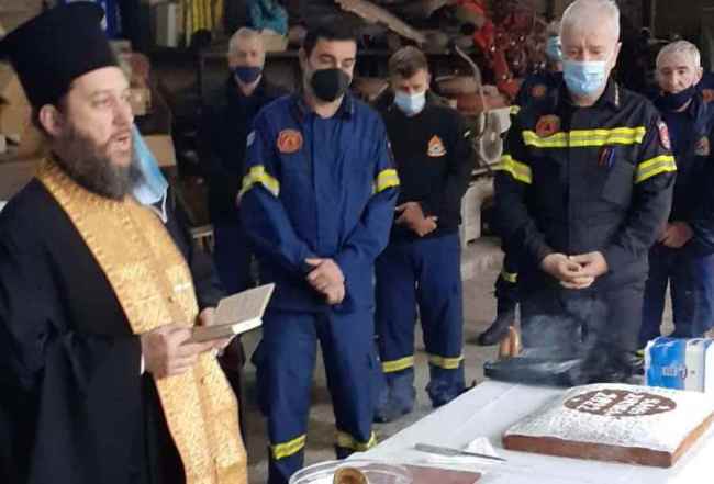 Η Πυροσβεστική Υπηρεσία Αγρινίου έκοψε την πίτα της(φωτο)