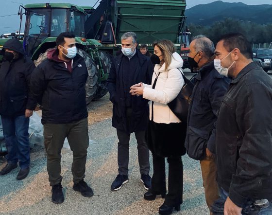 Στο αγροτικό μπλόκο Χαλικίου η Χριστίνα Σταρακά και δημοτικοί σύμβουλοι της παράταξης