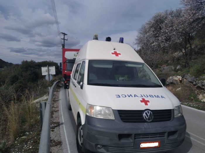 Θέρμο: Ασθενοφόρο συγκρούστηκε με φορτηγό
