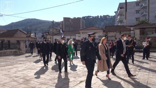 Αμφιλοχία: Επιμνημόσυνη δέηση, κατάθεση στεφάνων και παρέλαση (video)