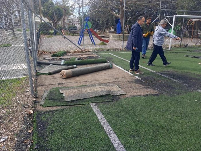 Αγρίνιο-εργασίες για την αντικατάσταση του πλαστικού τάπητα στο γήπεδο 5X5 ποδοσφαίρου στην οδό Εργάνης.