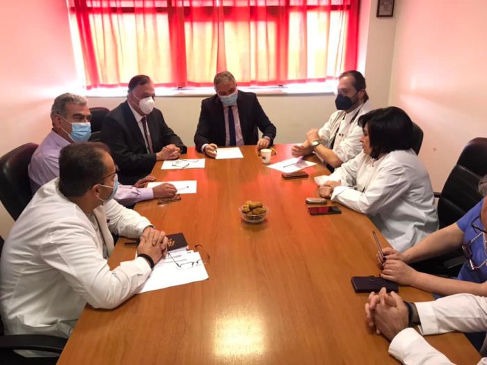 Επίσκεψη Γιάννη Καρβέλη στο νοσοκομείο Αγρινίου