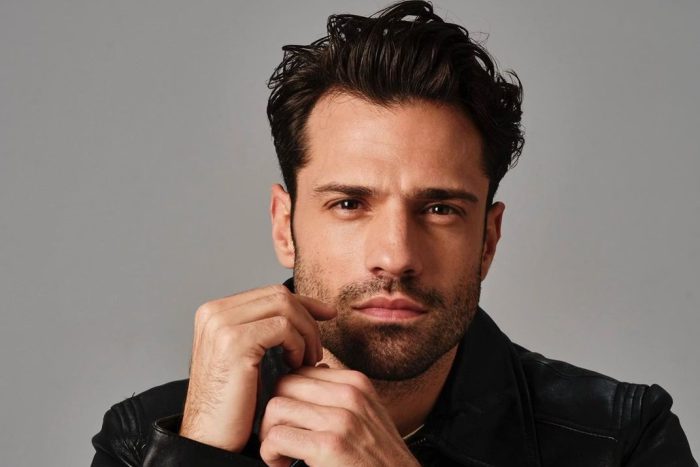 Κωνσταντίνος Αργυρός: Χρήστης του Tinder παρίστανε τον τραγουδιστή και ζητούσε από γυναίκες γυμνές φωτογραφίες και βίντεο