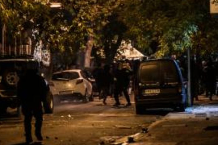 Eπίθεση με πέτρες σημειώθηκε κατά διμοιρίας των ΜΑΤ στα γραφεία του ΠΑΣΟΚ