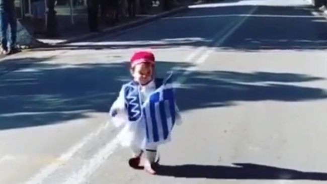 Ο μικρός εύζωνας που έκλεψε τις εντυπώσεις