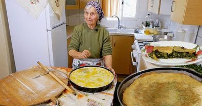 Σαργιάδα: Χωριάτικη λαχανόπιτα από τη 85χρονη γιαγιά Δήμητρα