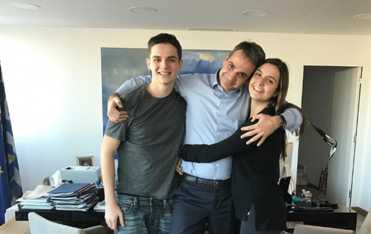 Κυριάκος Μητσοτάκης: Τα 54 «κλείνει» σήμερα ο πρωθυπουργός – Η έκπληξη από τα παιδιά του στο Μέγαρο Μαξίμου