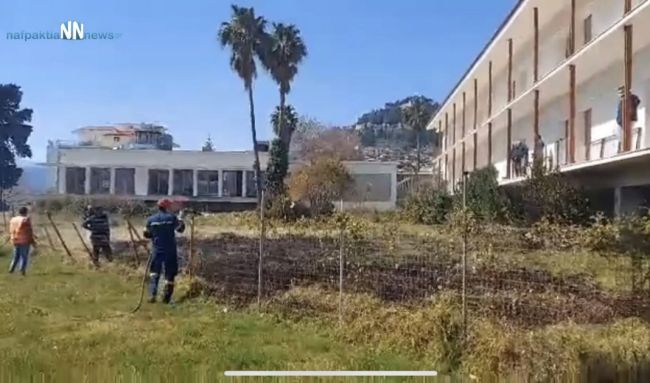 Πυρκαγιά στον κήπο του Ξενία στην Ναύπακτο