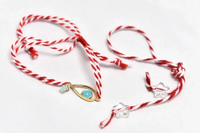 Τι σημαίνει το βραχιολάκι που φοράμε πρώτη ημέρα του Μάρτη