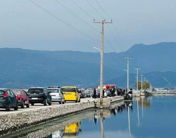 ΙΧ “βούτηξε” στο δρόμο της Τουρλίδας