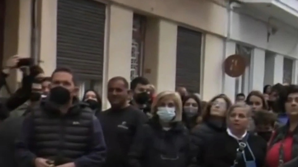Κόσμος έχει συγκεντρωθεί έξω από το σπίτι της Ρούλας Πισπιρίγκου