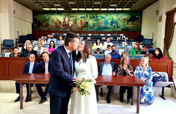 Χρήστος και Μαρία ενώθηκαν με τα δεσμά του γάμου- Κουμπάρος ο Λάμπρος Δημητρογιάννης