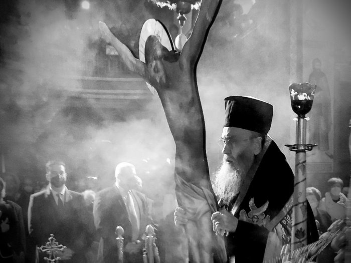 Πλήθος πιστών στην Ακολουθία των Αχράντων Παθών του Κυρίου  στην Αγία Τριάδα Αγρινίου