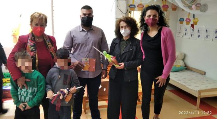 Δ.Ε.Ε.Π.  Ν.Δ. Αιτωλ/νίας και τα μέλη των ΔΗΜ.Τ.Ο προσέφεραν λαμπάδα και τσουρέκι στα παιδιά