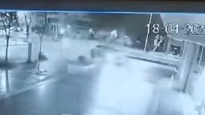 Καλαμαριά: Έκαναν κόντρες και ένα αυτοκίνητο μπούκαρε σε βιτρίνα καταστήματος