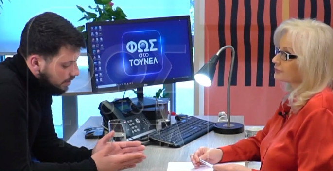 «Αμηχανία, αντιφάσεις και ενοχές» – Η γλώσσα του σώματος στη συνέντευξη του Μάνου